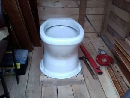 WC la cabana cu instrucțiunile de toaletă video pe modul de instalare, pune mâinile în timpul iernii, o fosă septică,