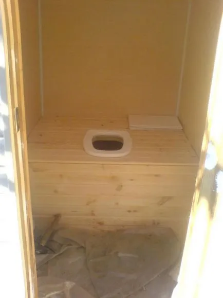 WC la cabana cu instrucțiunile de toaletă video pe modul de instalare, pune mâinile în timpul iernii, o fosă septică,