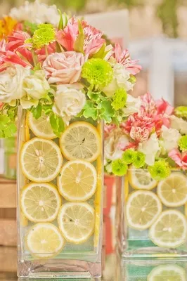 Vaze cu fructe și flori în decorul de nunta