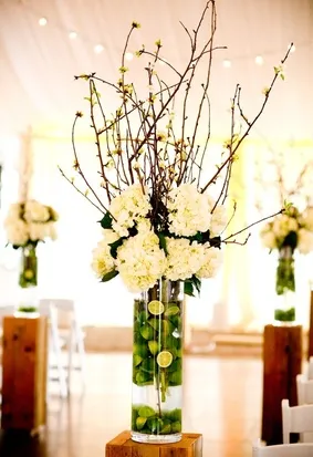 Vaze cu fructe și flori în decorul de nunta