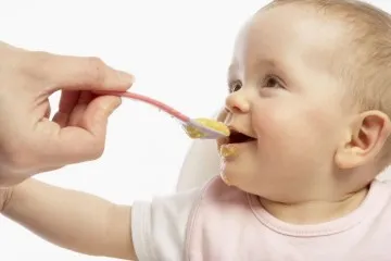 Ételek bevezetésének gyermekek atópiás dermatitis, az első szilárd ételek egy gyerek