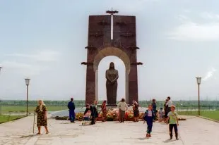 Anna Akhmatova vă place, fiul, la închisoare noaptea holbezi alb