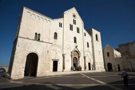 Bari, Italia - plaje, castele și Nikolay Chudotvorets