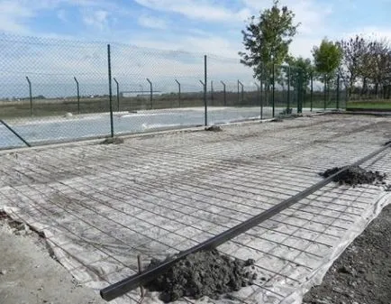 Betonarea podelei în zona de garaj si drum de acces cu mâinile, casa de beton-