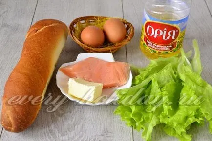 Sandwich-uri cu un somon pe o masă de sărbătoare