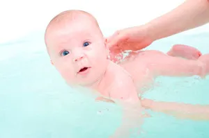 Гмуркане бебета в ползите за баня и вредите, видеото на процедурата