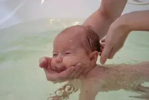 Гмуркане бебета в ползите за баня и вредите, видеото на процедурата