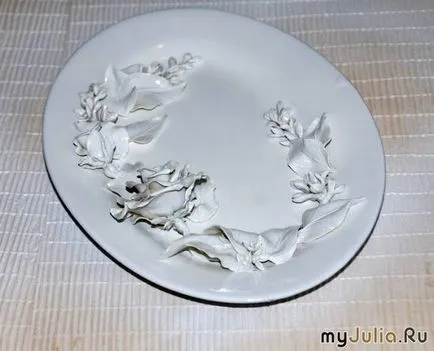 Porcelán tányér kezével