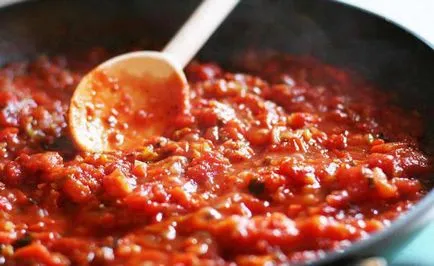 Gătitul paste cu pasta de tomate și condimente