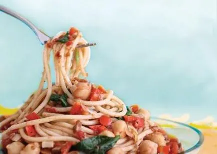 Готвене спагети с доматено пюре и подправки