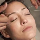 Ca o modalitate de a corecta sprancene smulgerea firului sprancene la domiciliu, stilist, make-up artist,