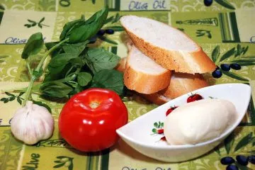 Брускета - сандвич с домат, масло и моцарела