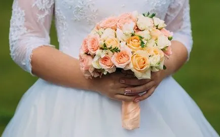 Bridal piersic buchet de trandafiri si albastru de nunta fotografie