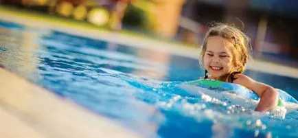 Cum să învețe rapid și ușor un copil să înoate, fiind o mama - aceasta este fericirea