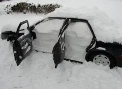 Cum se curata zapada de pe mașină (video)