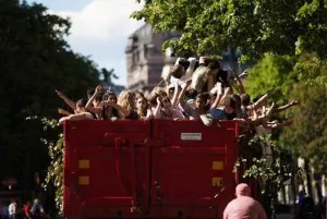 Ca la sfârșitul anului școlar și de absolvire din întreaga lume, festivaluri de dans