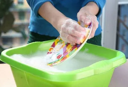 Cum pentru a curăța ustensile de plastic pentru a scăpa de casa mirosurilor neplăcute și grădină