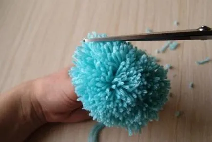 Hogyan készítsünk egy tarka pom-poms fonalból kezüket - fotó