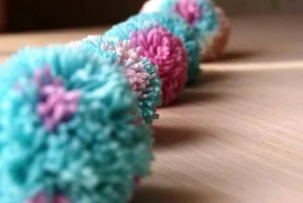 Hogyan készítsünk egy tarka pom-poms fonalból kezüket - fotó