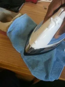 Как да премахнете бръчки от обувки