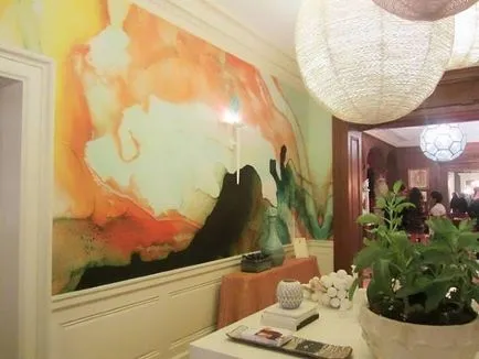 Gyönyörű freskók és festmények a falakon a belső