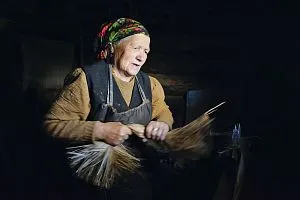 Cine tricotează ca scoarță de copac supraviețuiește ambarcațiunii vechi - România geografică națională
