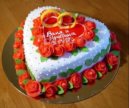 Eredeti esküvői torták öntött Cake-szív, fehér virágok, gyümölcsök és egyéb dekorációk