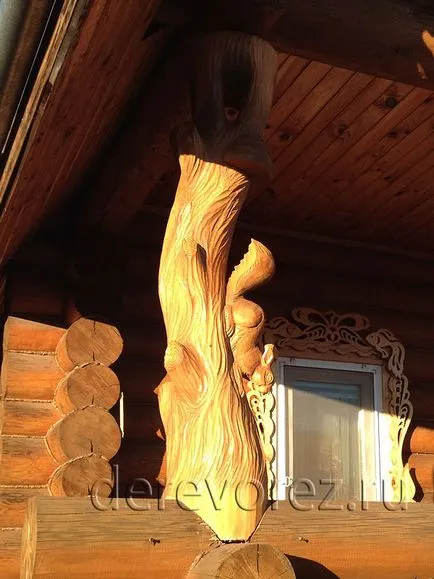 Stâlpii de susținere și coloane de lemn sculptate
