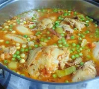 Csirke pörkölt zöldborsó és kukorica a spanyol stílusú fényképet recept