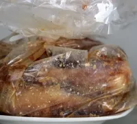 Пилешки бутчета с чесън и червен пипер, запечени в рецепта снимка микровълнова фурна