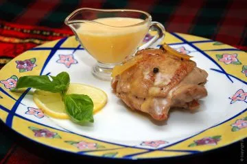 Пиле в сос с лимон, запечени с яйце-маслена смес