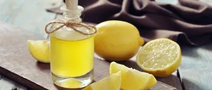 Lemon spray de păr pe mâini