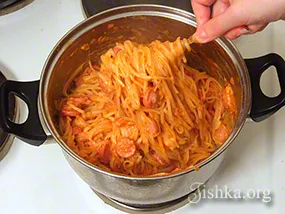 Paste cu carnati in sos de tomate - un pas culinar cu retete pas cu fotografii