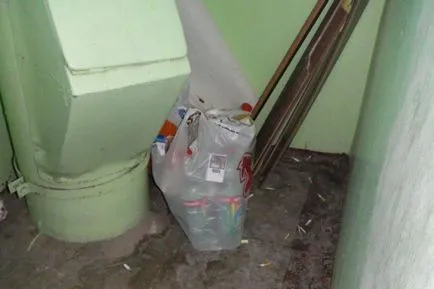 saci de gunoi pe palier