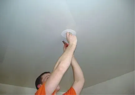 Монтаж на прожектори в окачения таван видео уроците с ръцете си