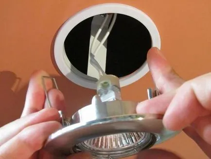 Instalarea reflectoarelor în cadrul tutorialelor video tavan casetat cu mâinile lor