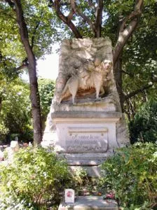 Monumentul câine-câine ochi