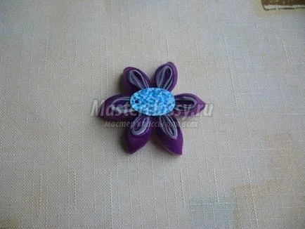 Увийте с цвете в областта kanzashi