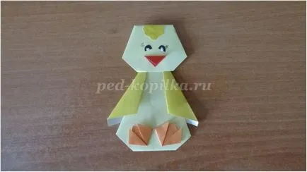 Великденски пиленца, изработени от хартия с ръцете си в изкуството на оригами