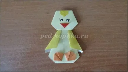 Húsvéti csibék papírból kezével a művészet origami