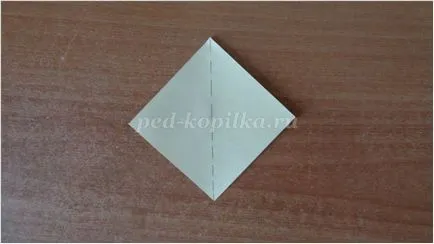 Húsvéti csibék papírból kezével a művészet origami