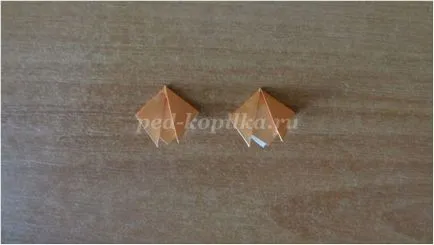 Húsvéti csibék papírból kezével a művészet origami