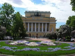 Osztrovszkij tértől építészeti együttesek bemutatása Budapest