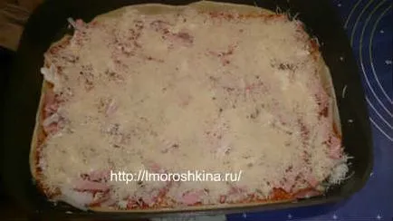 Pizza cu cârnați și ceapă murate