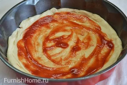 Pizza kolbásszal, paradicsom és olajbogyó