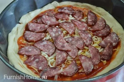 Пица с наденица, домати и маслини