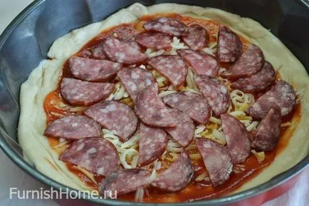 Pizza kolbásszal, paradicsom és olajbogyó