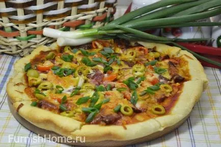 Pizza kolbásszal, paradicsom és olajbogyó