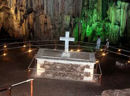 Zeus Cave Krétán, a vezető