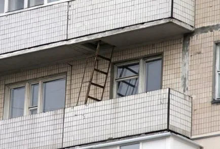 Foc de evacuare pe balconul instalației cu propriile mâini lor, fotografii